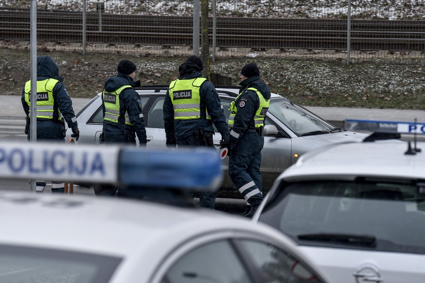 Klaipėdos policijos pareigūnai šešiems vairuotojams už reikalavimų neatitinkančias padangas anuliavo techninės apžiūras ir skyrė pinigines baudas.<br>V.Ščiavinsko nuotr.