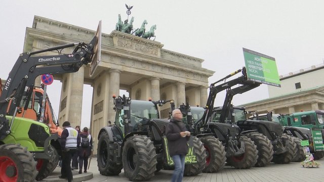 Ūkininkai užtvindė Berlyno centrą – suskaičiuota bemaž penki tūkstančiai traktorių