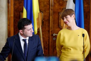 Estijos prezidentė padovanojo V. Zelenskiui dviratį ir medaus