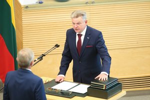 Į skandalų sūkurį patekusiam ministrui J. Narkevičiui inicijuojama interpeliacija