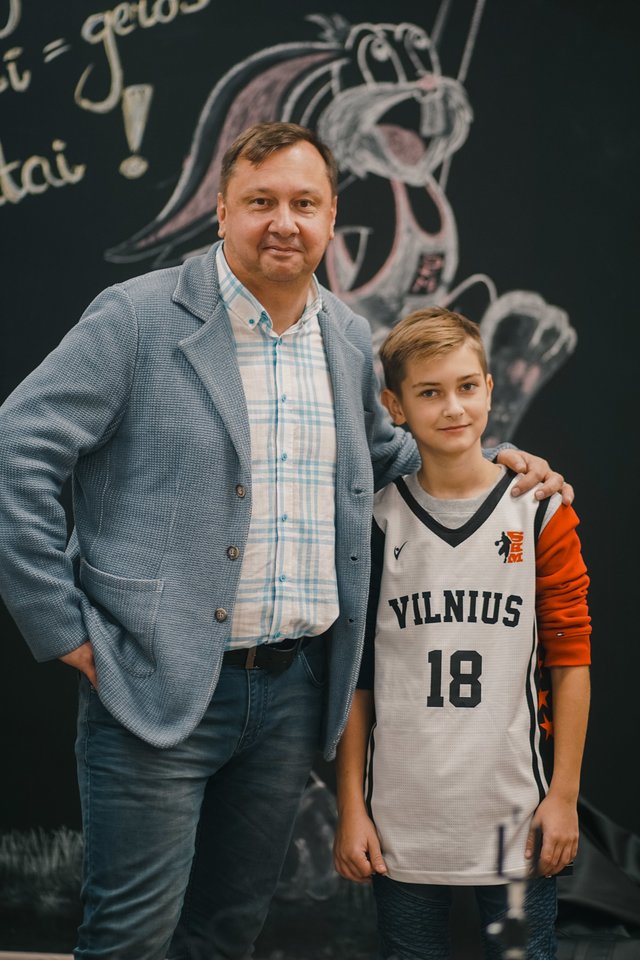 Žurnalistas Modestas Krukauskas ir sūnus Kostas.<br> Dmitrijus Radlinskas/SKM.LT