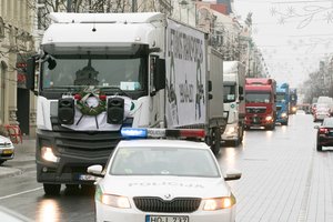 Ratuota protesto akcija – po Vilnių lyg laidotuvių procesijoje ratus suka vilkikai