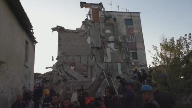 Auga žemės drebėjimo aukų skaičius Albanijoje – tebeieškoma po griuvėsiais išgyvenusių žmonių 