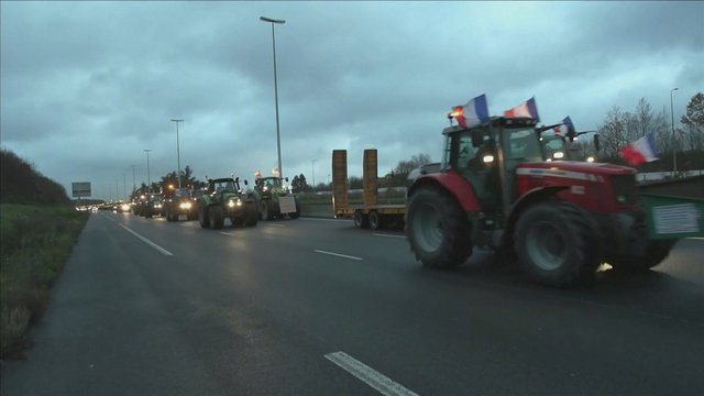 Ūkininkų protestas Prancūzijoje – traktoriais užkimšo kelius ir sostinės centrą