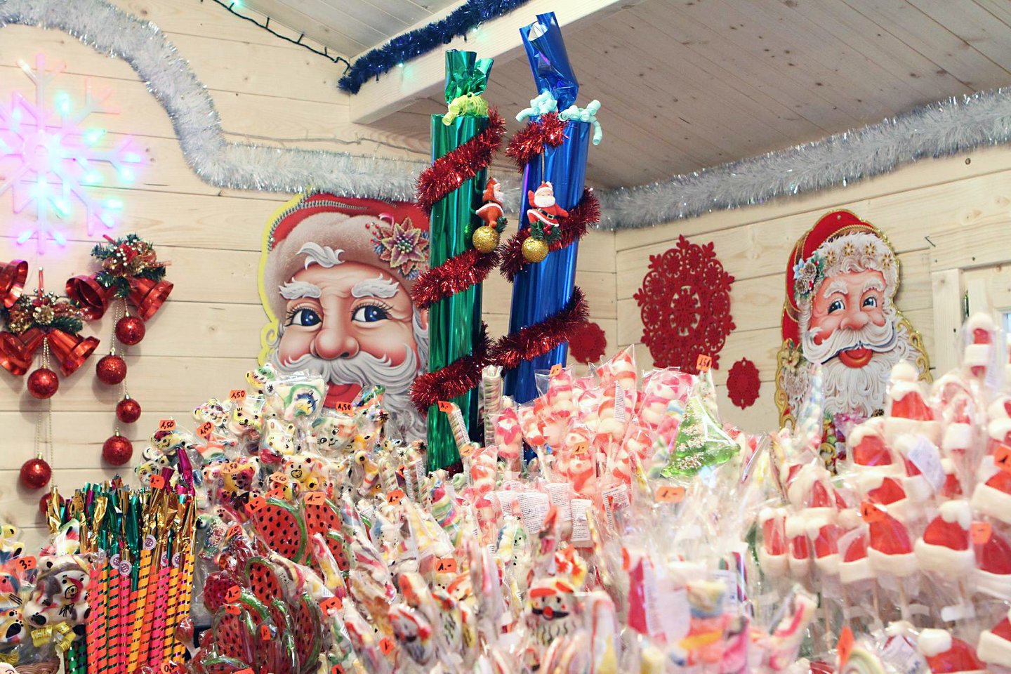 Lietuvos gyventojams kalėdinės reklamos turi didžiulę ir net lemiamą įtaką, ketinimui pradėti rinktis ir pirkti dovanas artimiesiems.<br>M.Patašiaus nuotr.