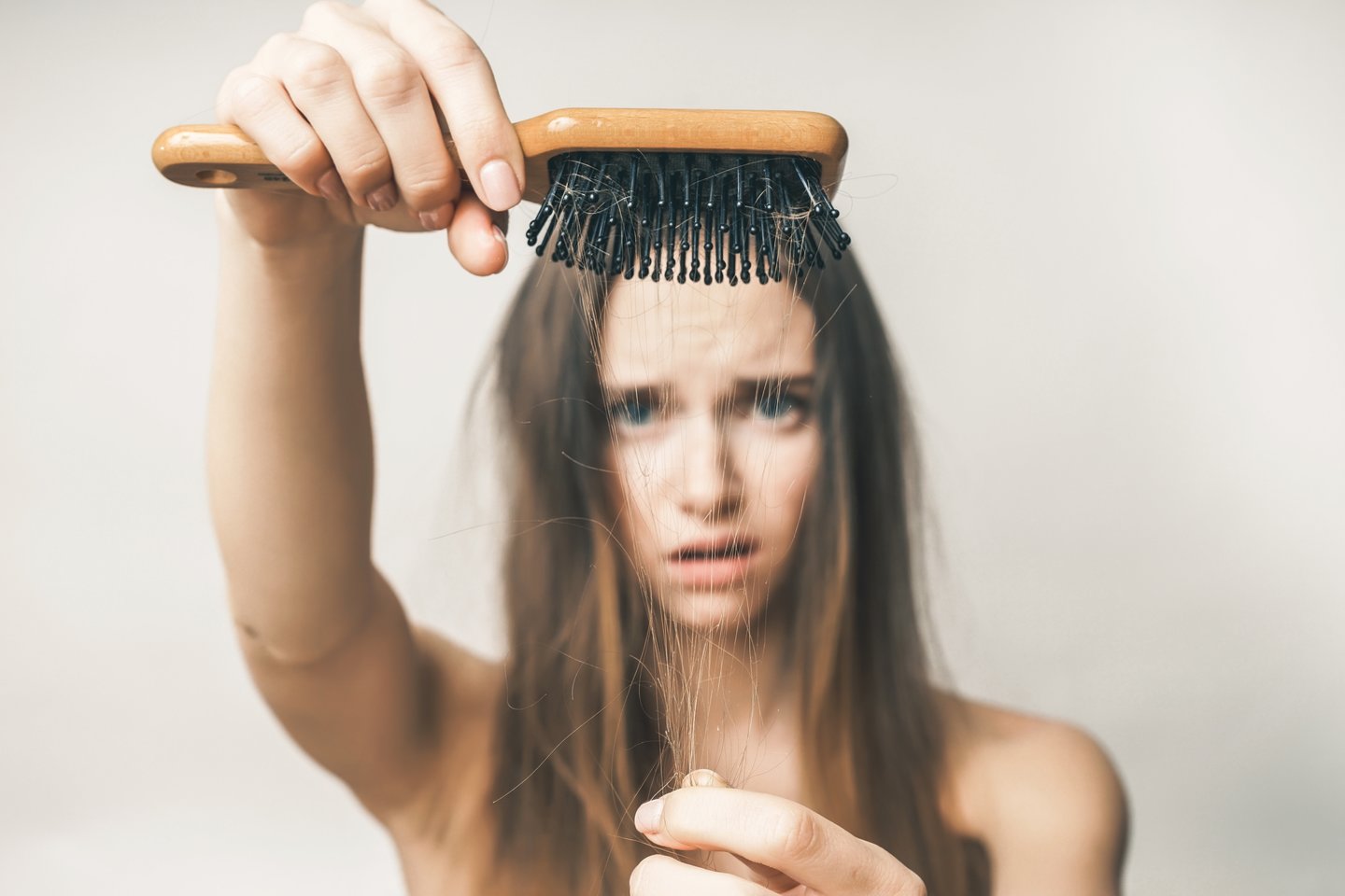 Dėl per didelio lytinio hormono dihidrotestosterono gamybos galvos odos folikulai susitraukia, dėl to pasireiškia plaukų slinkimas.<br> 123rf nuotr.