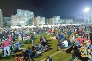 Be namų likę albanai priversti glaustis stadione: žuvusių jau 40