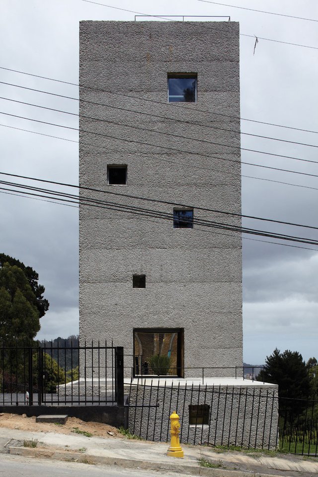 Cien House / Pezo von Ellrichshausen. „Cien House“ yra architektų dueto Mauricio Pezo ir Sofijos von Ellrichshausen privatūs namai ir studija.<br>Cristobal Palma / archdaily.com