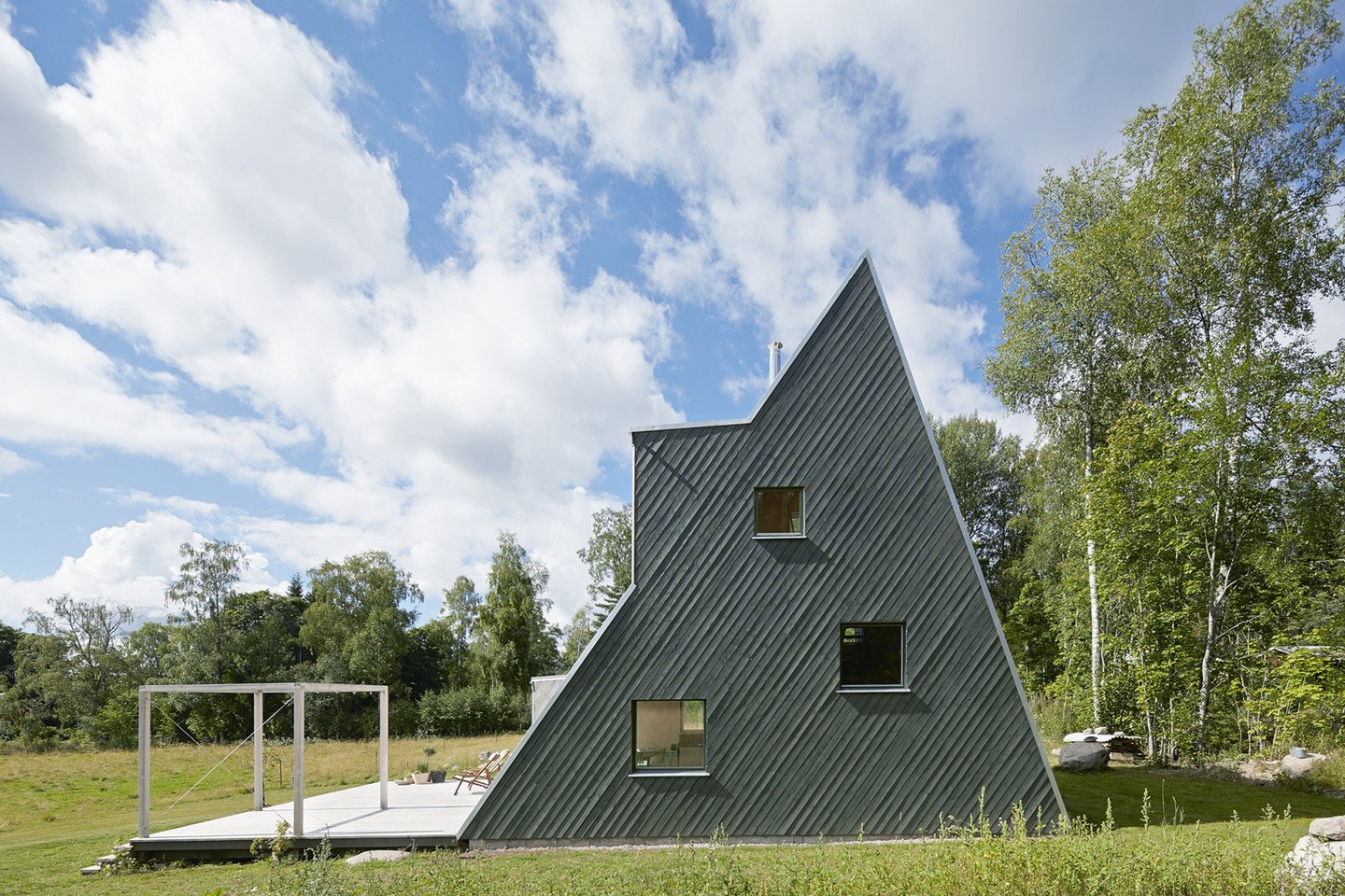 Vasarnamį Dalarnoje sau ir savo vaikams suprojektavo architektas Leo Qvarsebo.<br> Leo Qvarsebo / archdaily.com nuotr.