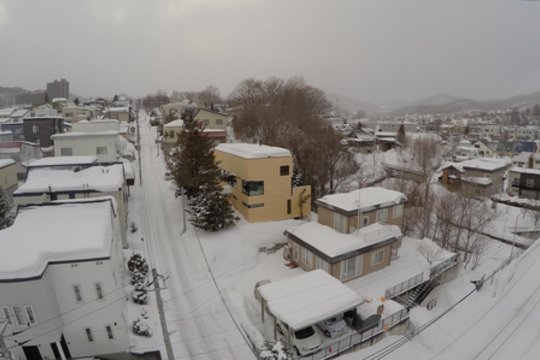 Žaisminguose architekto R. Yamados namuose siekiama sukurti nuolat kintančią interjero erdvę. Namas pastatytas šiaurės Japonijoje, kur žiemą būna maždaug 5 metrai sniego.<br>Yoshiaki Maezawa / archdaily.com nuotr.