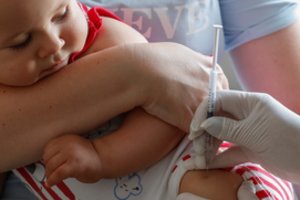 Dėl nusistatymo prieš skiepus nuo tymų mirė jau 37 žmonės