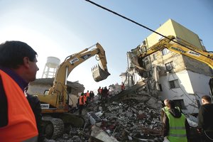  Albanijoje žemės drebėjimo aukų padaugėjo iki 40