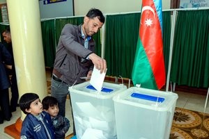 Azerbaidžano valdančioji partija siūlo paleisti parlamentą