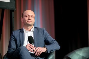 Ekonomistas N. Mačiulis grąžino į realybę – nuleiskime taurę linksmybių