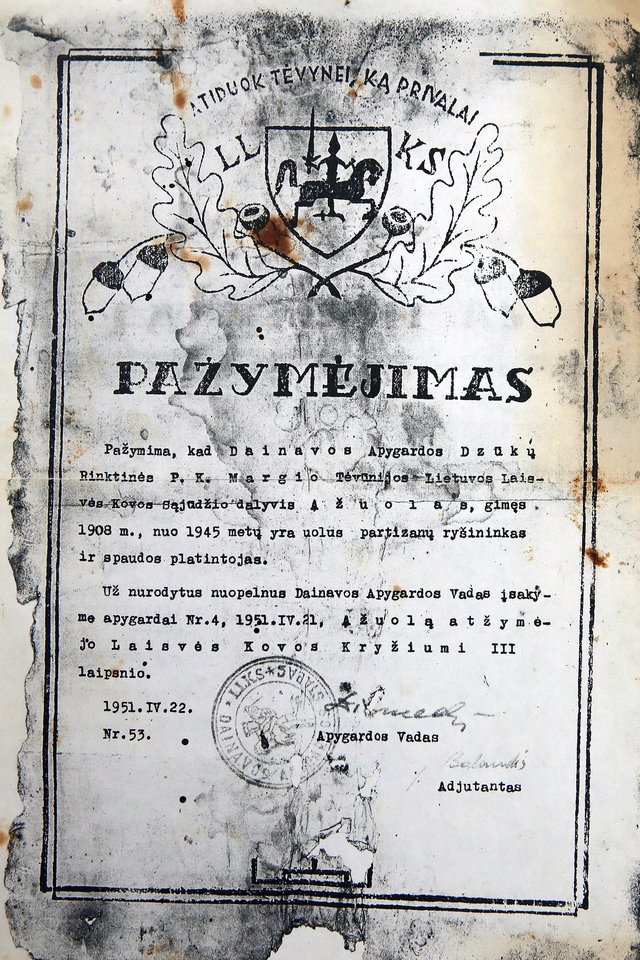 Partizanų ryšininkas V.Arbačiauskas 1951 metais išduotą pažymėjimą laikė užkasęs savo sodyboje iki pat Atgimimo. <br> M.Patašiaus nuotr.