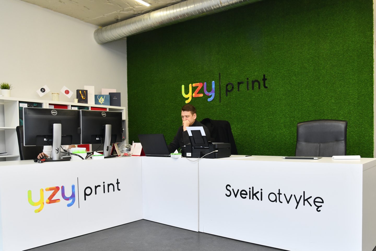  Antrus metus skaičiuojančiai įmonei „Yzy print“ iš kitų konkurentų išsiskirti padeda operatyvumas ir kokybė.
