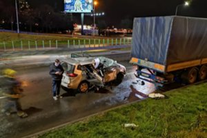 Dar viena avarija Vilniuje: po smūgio į vilkiką ugniagesiai vadavo moterį, paaiškėjo, kas nutiko
