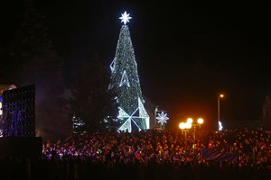 Kitus didžiuosius miestus aplenkęs Panevėžys griausmingai įžiebė Kalėdų eglę: įvertinkite
