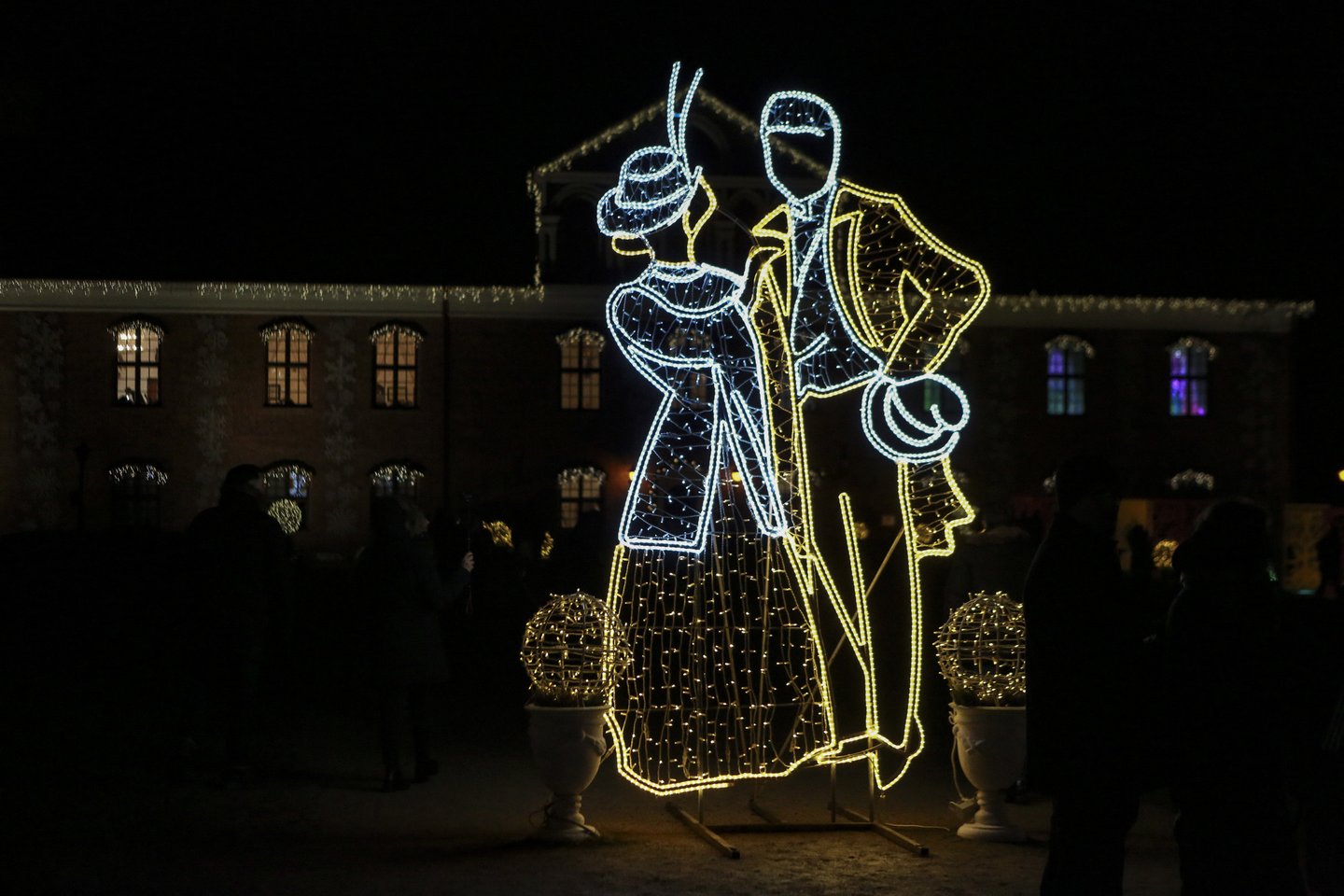  Raudondvaryje įžiebta pagrindinė Kauno rajono Kalėdų eglutė.<br> G.Bitvinsko nuotr.