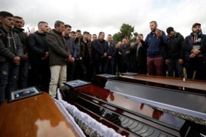 Albanijoje surengtos žemės drebėjimo aukų grupinės laidotuvės