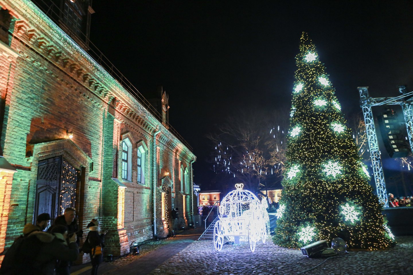  Raudondvaryje įžiebta pagrindinė Kauno rajono Kalėdų eglutė.<br> G.Bitvinsko nuotr.