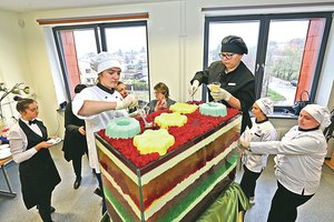 Lietuvos mozaika: vienur – rekordinis tortas, kitur – eglutė ant vandens