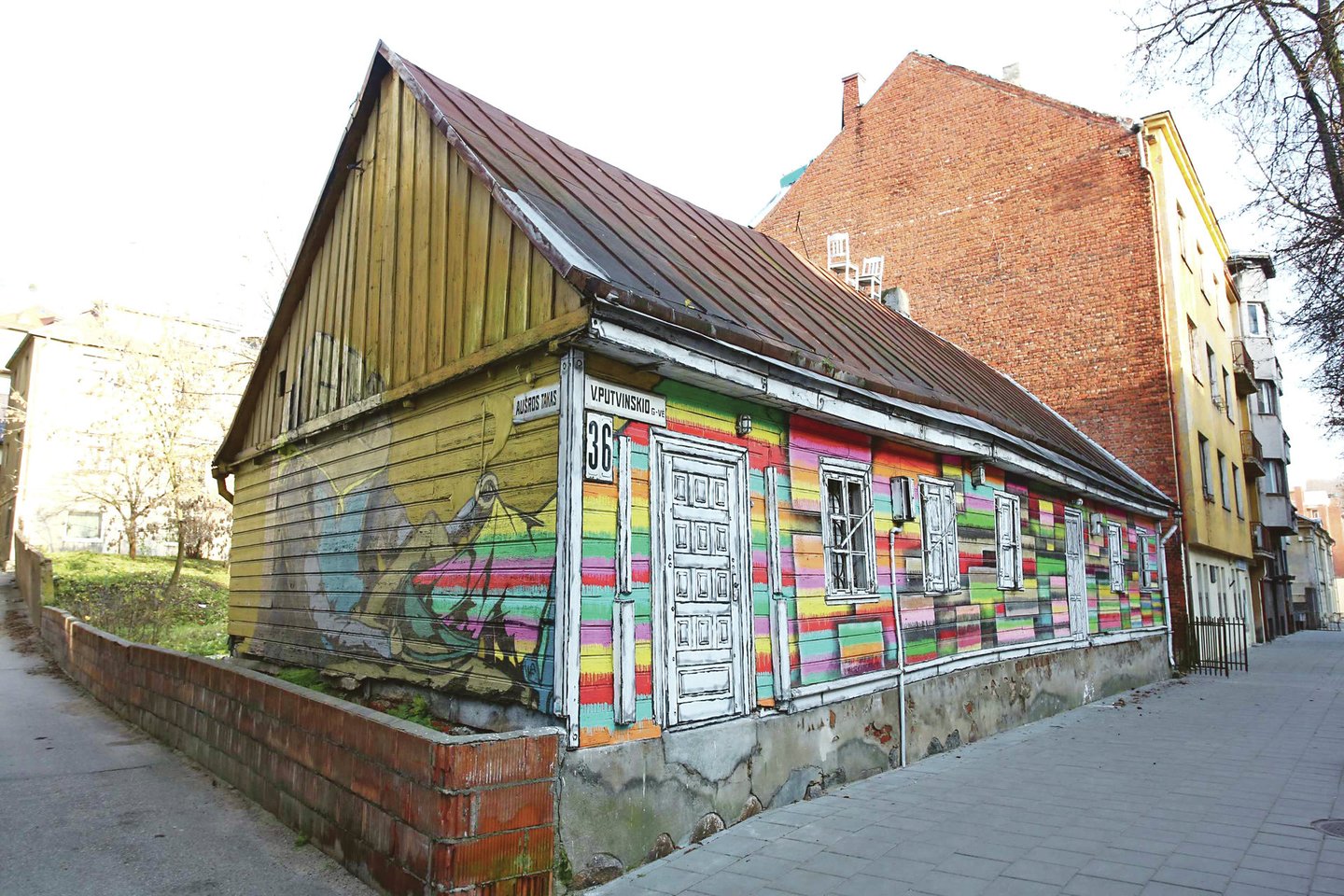 Apleisto medinio namo V.Putvinskio gatvėje fasadą išpuošė menininkai.<br>M.Patašiaus nuotr.
