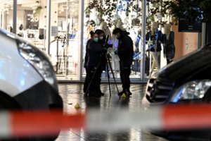 Hagą sukrėtęs išpuolis: peiliu sužaloti trys žmonės, vyksta įtariamojo gaudynės 