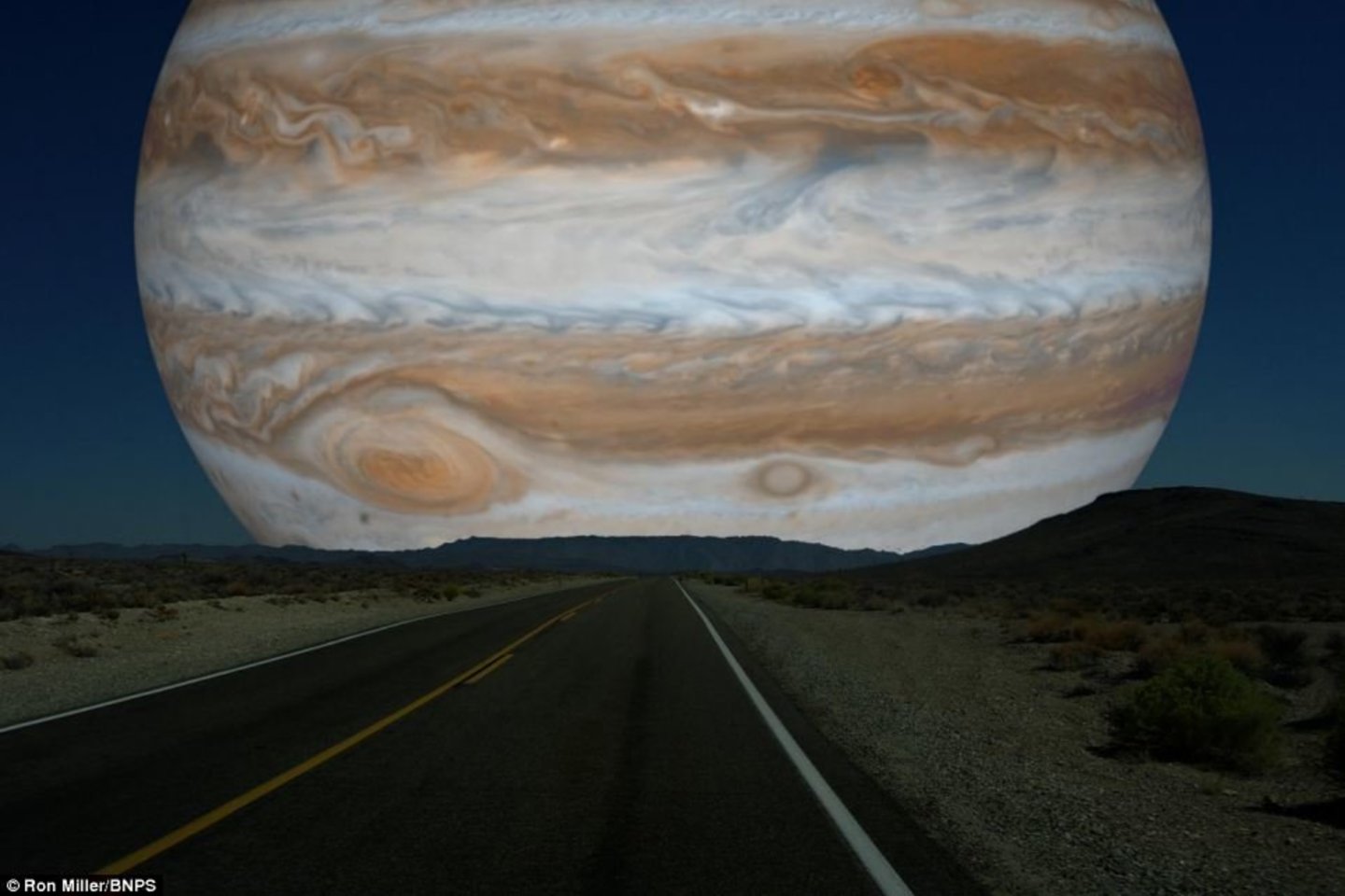  Jupiteris – penktoji pagal nuotolį ir didžiausia Saulės sistemos planeta, dujinė milžinė. Atstumas iki Žemės – 628 730 000 km, skersmuo ties pusiauju – 142 984 km. <br>R.Miller nuotr. 