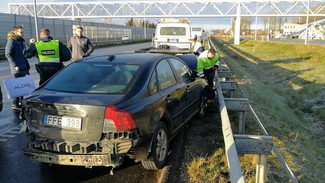Per masinę avariją kelyje Vilnius – Kaunas sužaloti trys žmonės