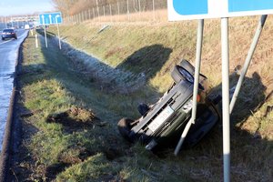 Plikledis dar kartą smogė eismo dalyviams: greitelyje prie Kauno į griovį įlėkė ir apvirto „Opel“