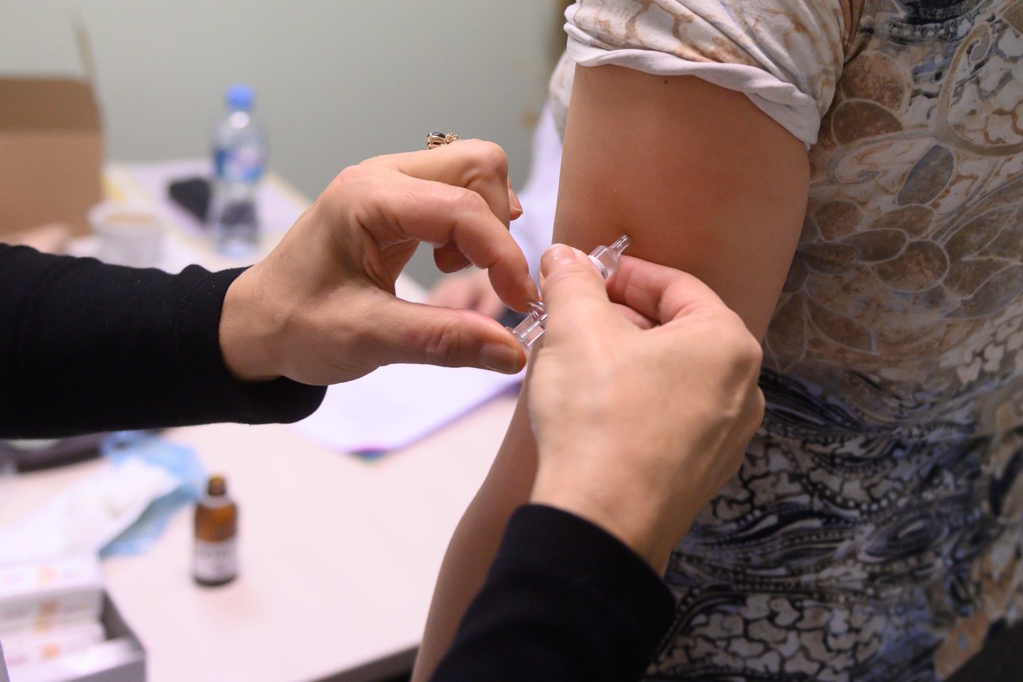 Rizikos grupėms priklausantiems žmonėms vis aktyviau skiepijantis nuo gripo, Valstybinė ligonių kasa ieško galimybių nupirkti papildomų gripo vakcinų.