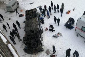 Nelaimė Sibire: nuo tilto ant užšalusios upės nukrito autobusas, žuvo 19 žmonių