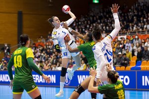 Pasaulio rankinio čempionėms nepavyko iškovoti pirmosios pergalės