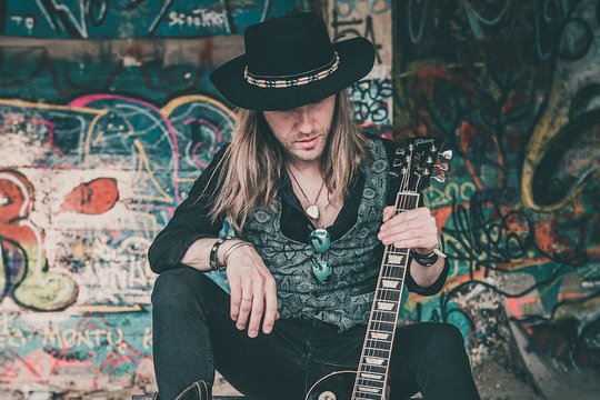 Žinomi Lietuvos roko gitaristai pristato karštą vaizdo klipą