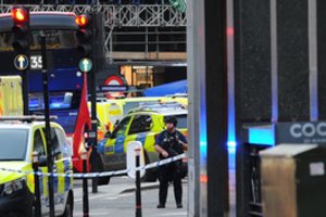 Britanijos žiniasklaida giria Londone siautėjusį teroristą padėjusius sutramdyti vyrus
