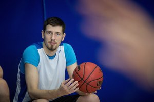 R. Kurtinaitis paskolino K. Maksvyčiui ant parketo retai pasirodžiusį krepšininką