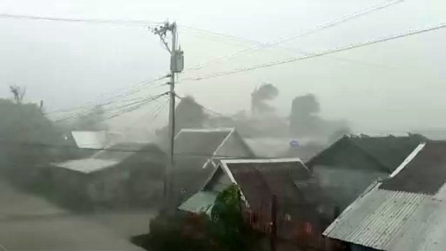 Filipinų pakrantę pasiekė taifūnas „Kamuri“ – jau evakuota per 70 tūkst. gyventojų