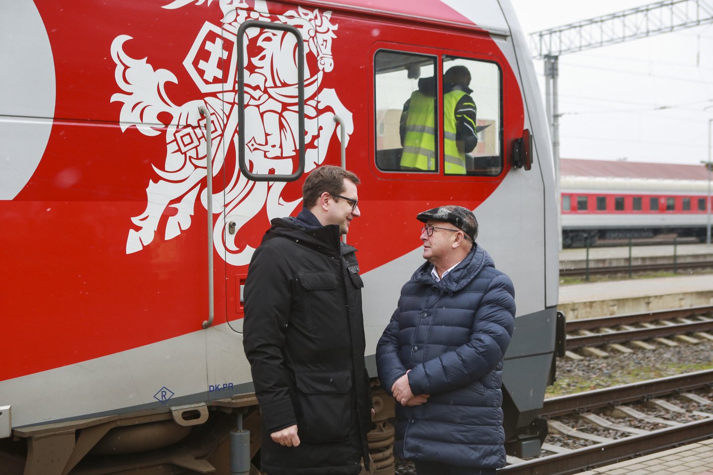  Keleiviniai traukiniai jau pasiekia Kauno geležinkelio stotį.<br> G.Bitvinsko nuotr. 