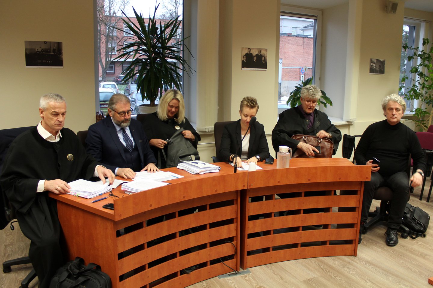 Teismo posėdis Šiaulių apygardos teisme vyko tik pusdienį. Į kitą posėdį kaltinamieji atvyks jau kitąmet.<br> R.Vitkaus nuotr.