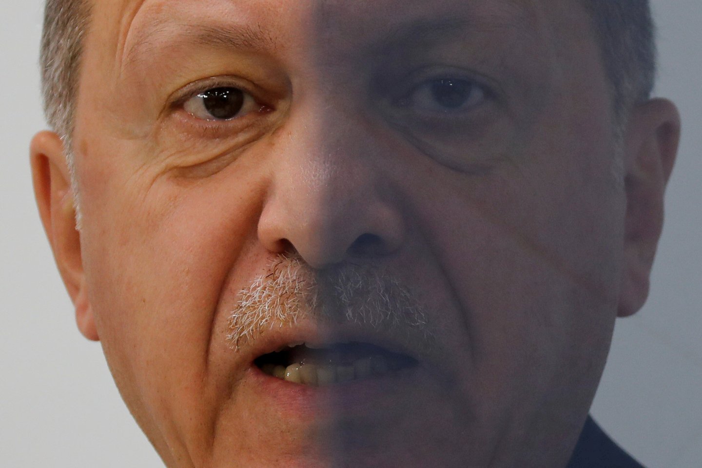  ​Turkija netvirtins NATO gynybos planų Baltijos šalims ir Lenkijai, jei Šiaurės Atlanto aljansas nepripažins kurdų Liaudies savigynos būrių (YPG), prieš kuriuos kovoja Turkija, teroristais, prieš išskrisdamas į NATO viršūnių susitikimą Londone pareiškė Turkijos prezidentas Recepas Tayyipas Erdoganas, praneša naujienų agentūra „Reuters“.<br>Reuters/Scanpix nuotr.