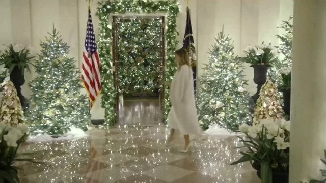 Kalėdos Baltuosiuose rūmuose: Melania Trump pristatė šventinį interjerą