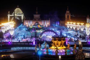 Žiemos pasaka Maskvoje: atidaryta didžiausia Europoje ledo čiuožykla