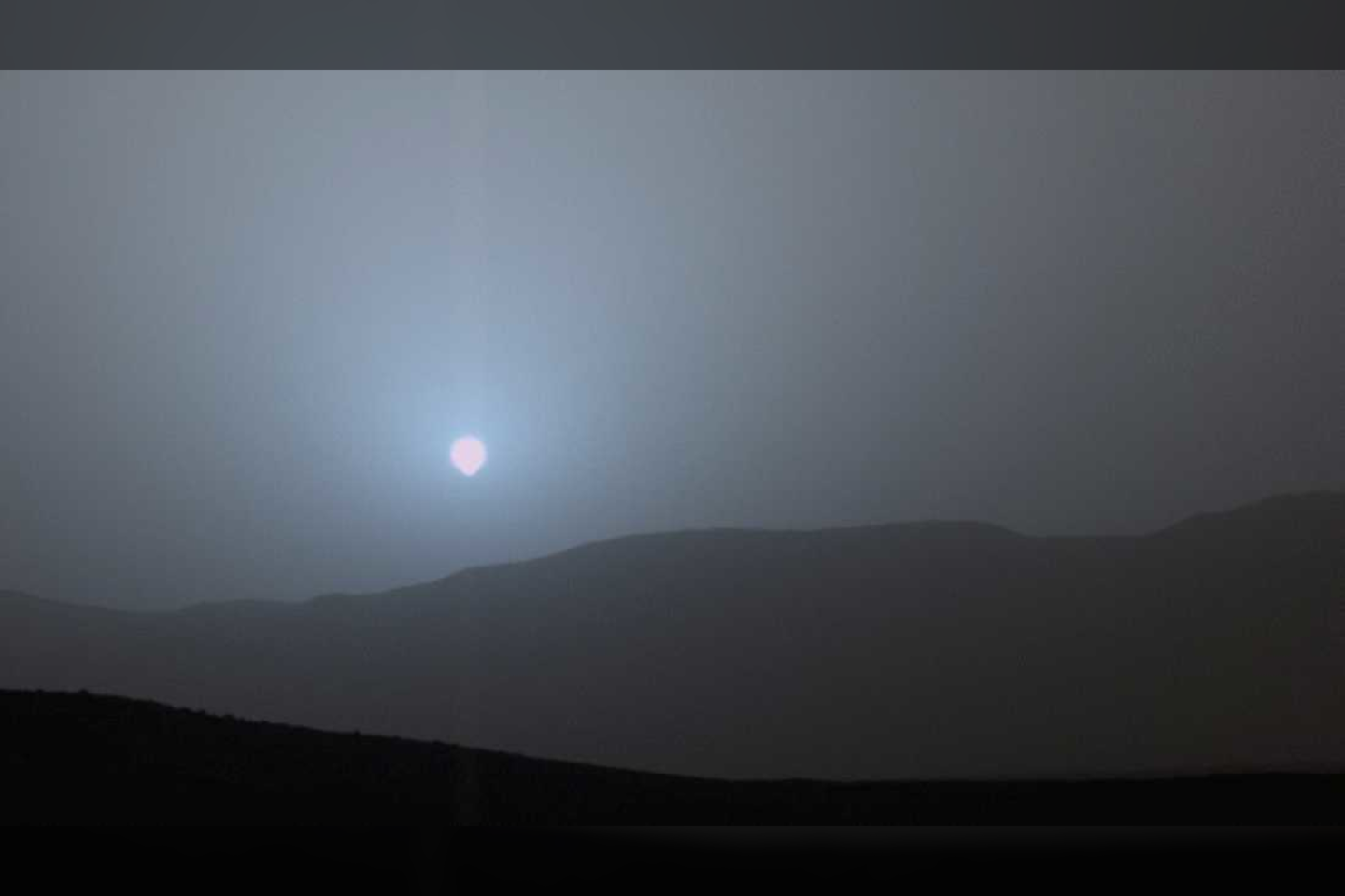 Marsaeigio padaryta nuotrauka yra juodai balta, tačiau saulėtekiai ir saulėtekiai Marse yra mėlyni. <br>NASA nuotr. 