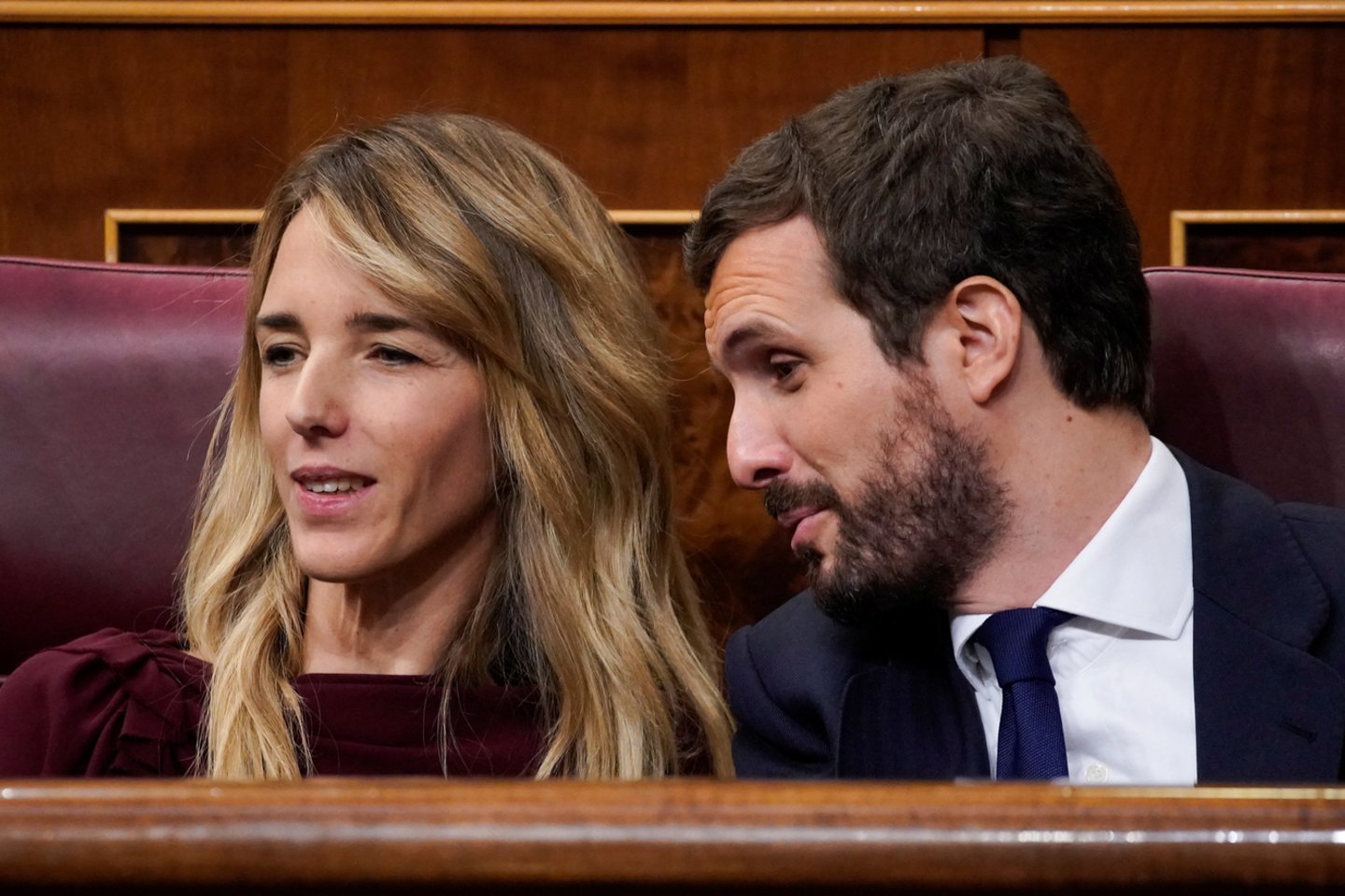 Ispanijos liaudies partijos (PP) lyderis Pablo Casado tariasi su PP atstove Parlamente Cayetana Alvarez de Toledo.<br> Reuters/Scanpix nuotr.