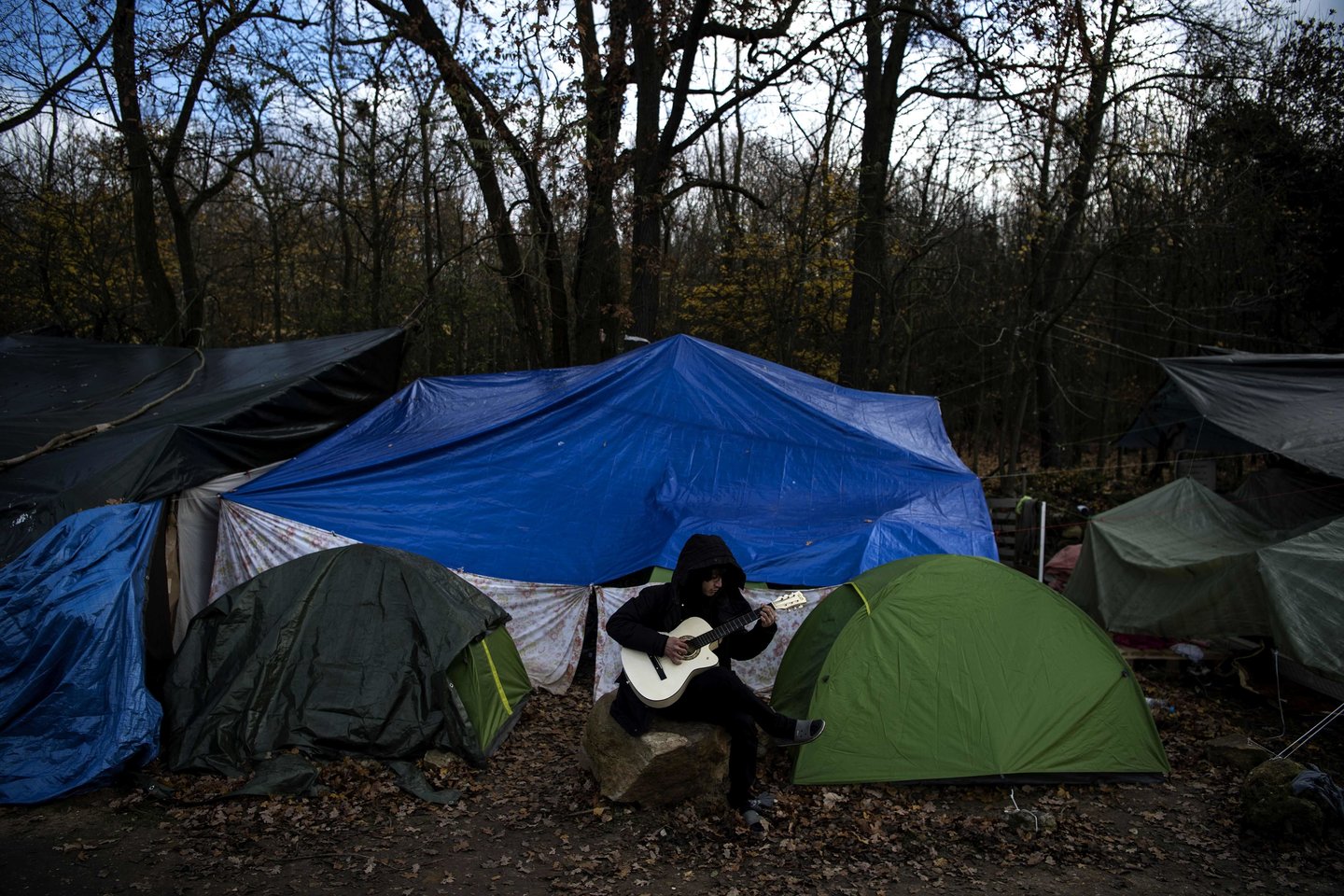 Prancūzijos pareigūnai iškėlė 600 tibetiečių iš migrantų stovyklos Paryžiaus priemiestyje. <br> AFP/Scanpix nuotr.