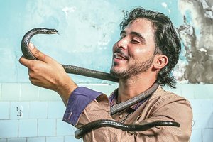 Pabėgėlių stovykloje rado veiklos – jaukinasi gyvates ir sakalus