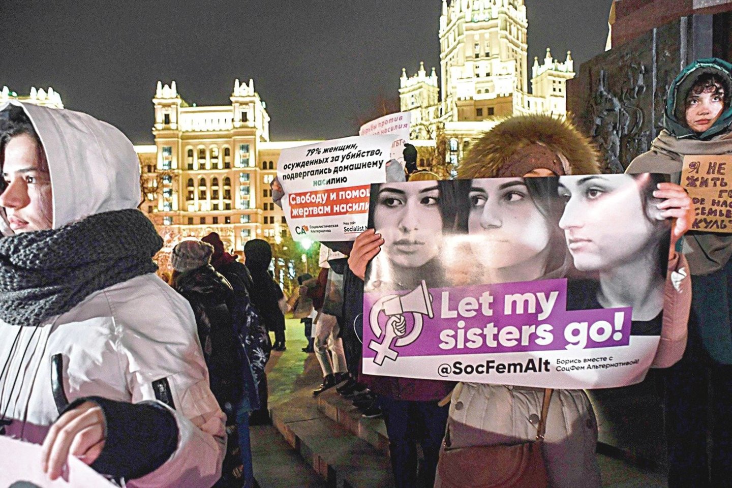 Rusijoje vyko didžiuliai seserų palaikymo protestai, reikalauta jas paleisti.<br>„Reuters“/AFP/„Scanpix“ nuotr.