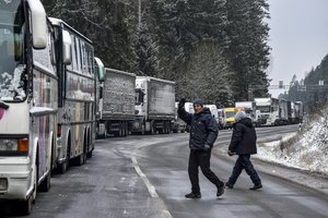 Lietuvos pasienyje – kirgizų antplūdis: eilėse laukia po penkias paras