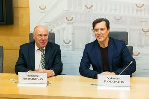 V. Juozapaitis kovoje su A. Širinskiene pasitelkė ir V. Prudnikovą: jaučiasi užpilti srutomis